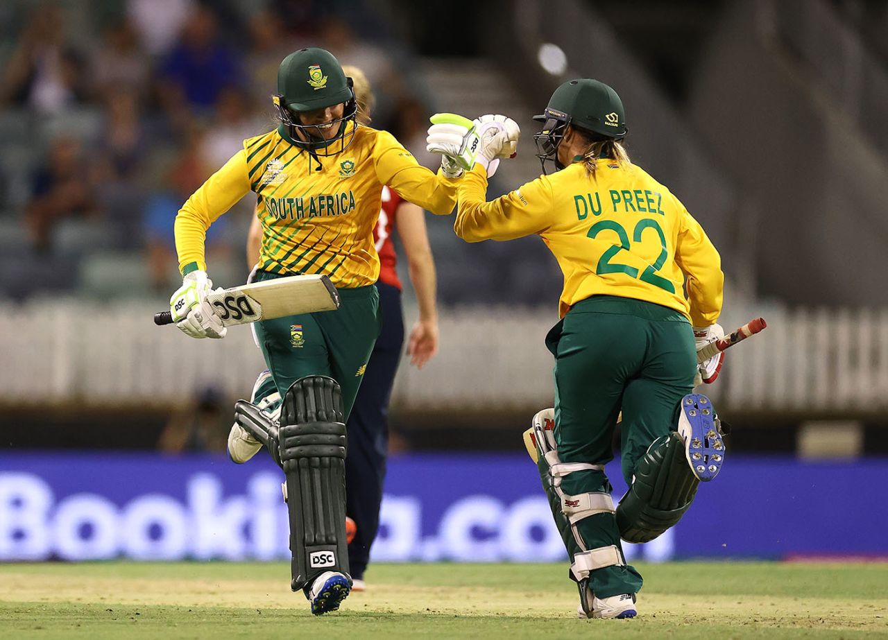 Mignon du Preez and Sune Luus celebrate the winning runs, England v South Africa, ICC Women's T20 World Cup, Perth, February 23 2020