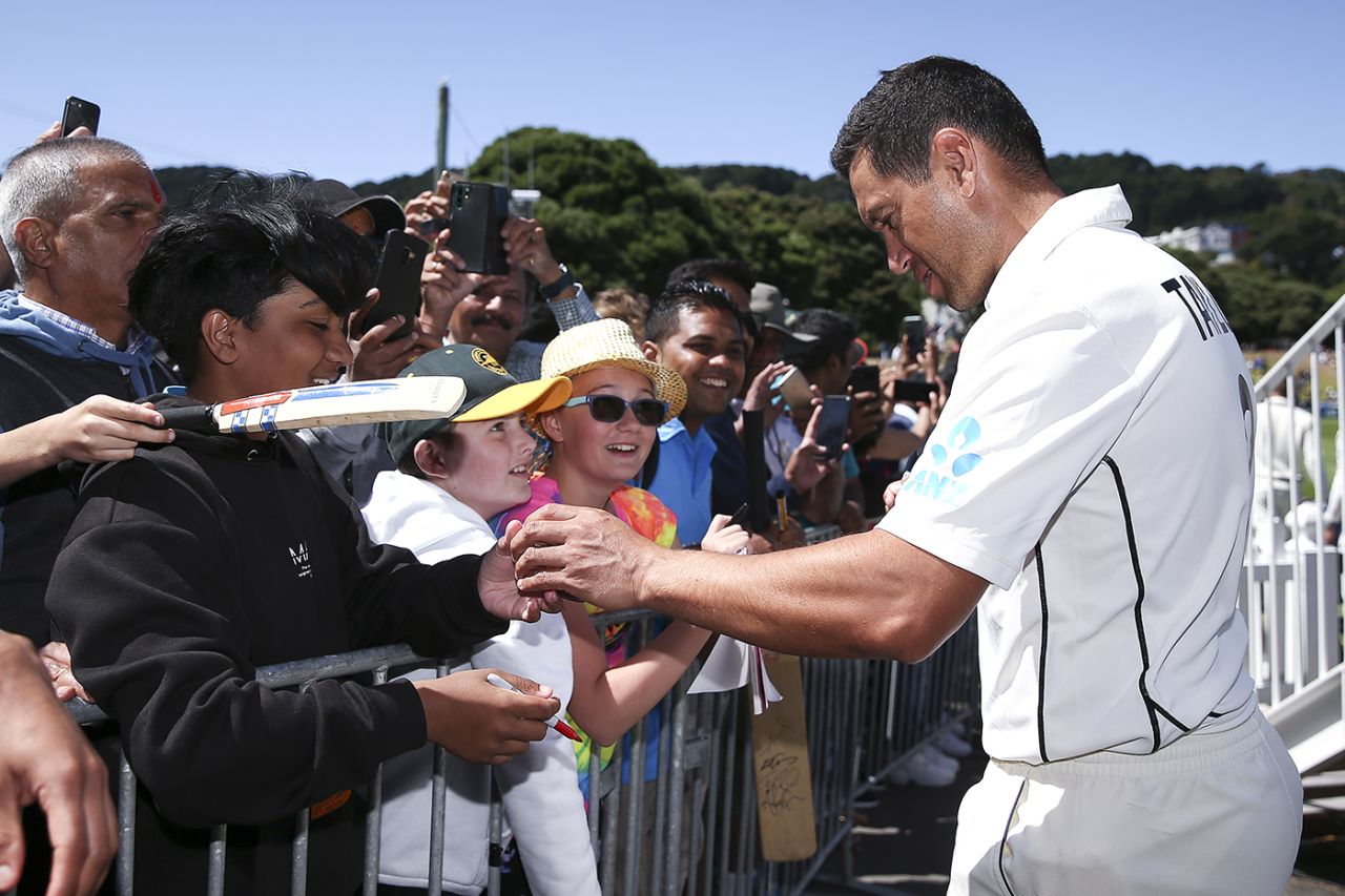 Ross Taylor obliges fans at this 100th Test, New Zealand v India, 1st Test, Wellington, 4th day, February 24, 2020