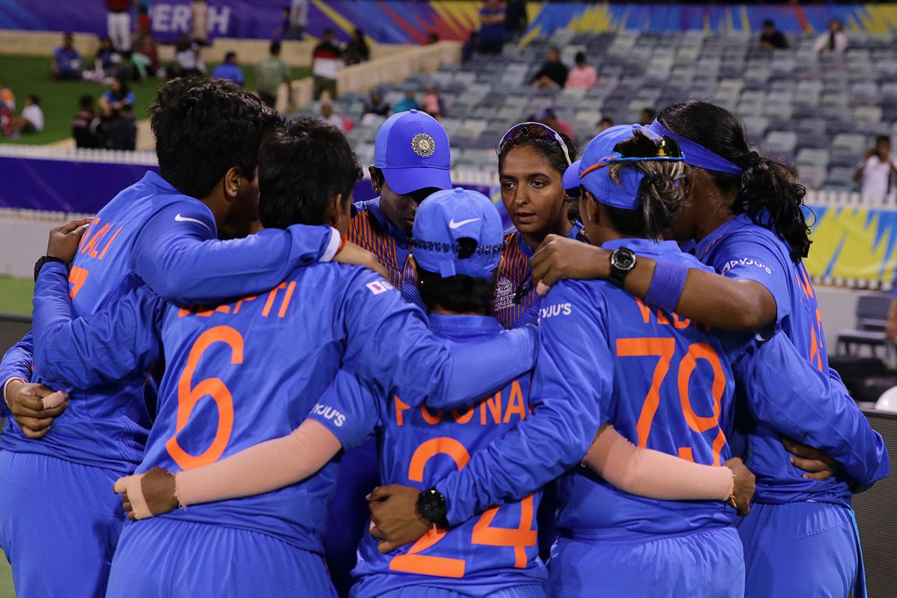 Harmanpreet Kaur addresses her team in the huddle, India Women vs Bangladesh Women, Women's T20 World Cup, Perth, February 24, 2020