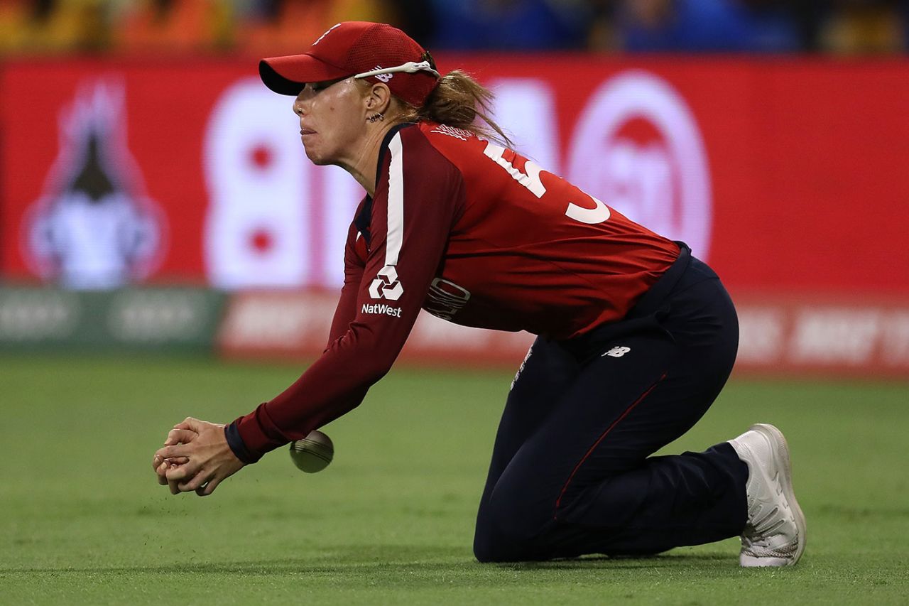 Lauren Winfield misses a catch in the deep, England v South Africa, T20 World Cup, Perth, February 23, 2020