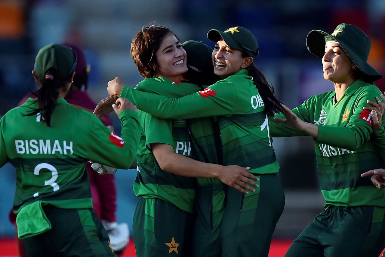 Diana Baig is congratulated by her team-mates, Pakistan v West Indies, women's T20 World Cup, Canberra, February 26, 2020
