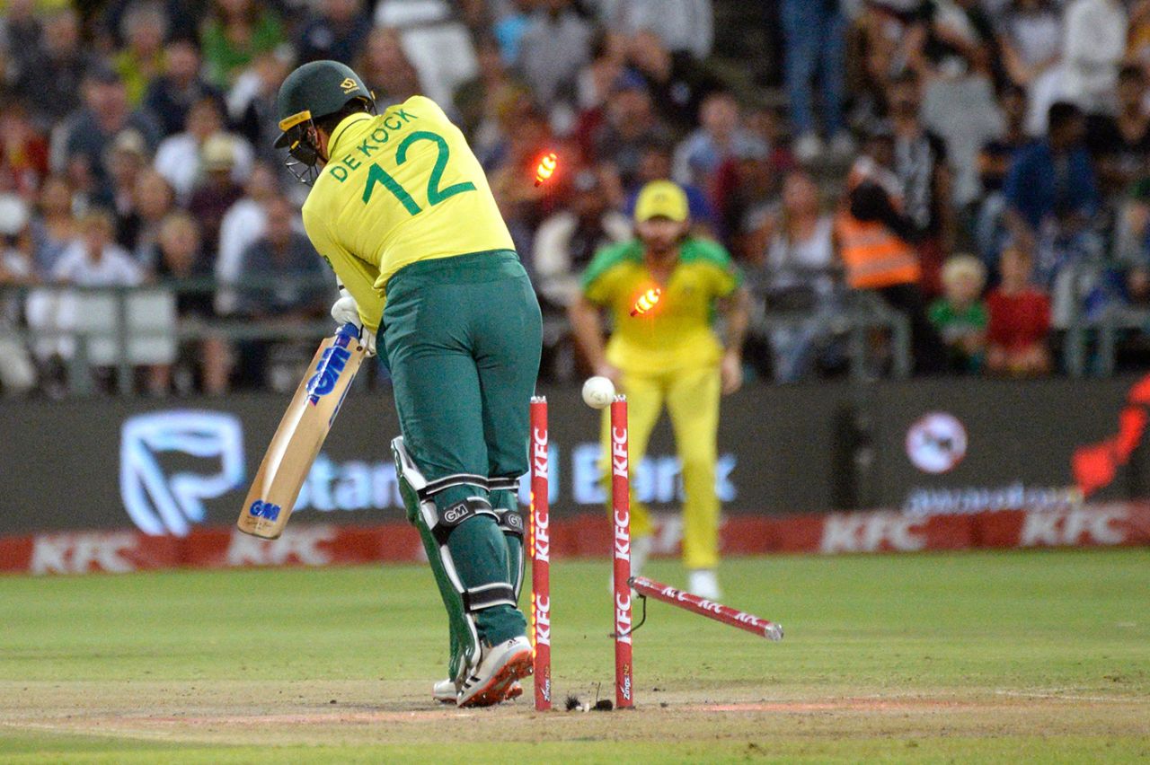 Quinton de Kock was castled by Mitchell Starc, South Africa v Australia, 3rd T20I, Newlands, February 26, 2020