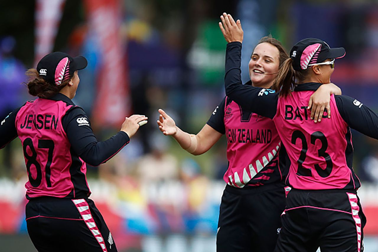 Amelia Kerr got the important wicket of Shafali Verma, India v New Zealand, Group A, T20 World Cup, Junction Oval, February 27, 2020