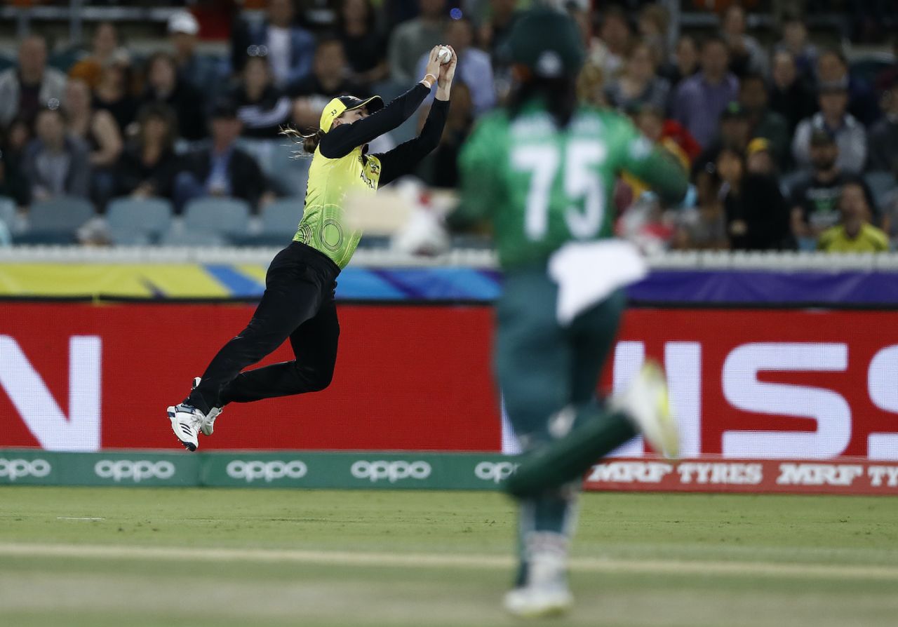 Jess Jonassen takes a flying catch, Australia v Bangladesh, Group A, T20 World Cup, Canberra, February 27, 2020