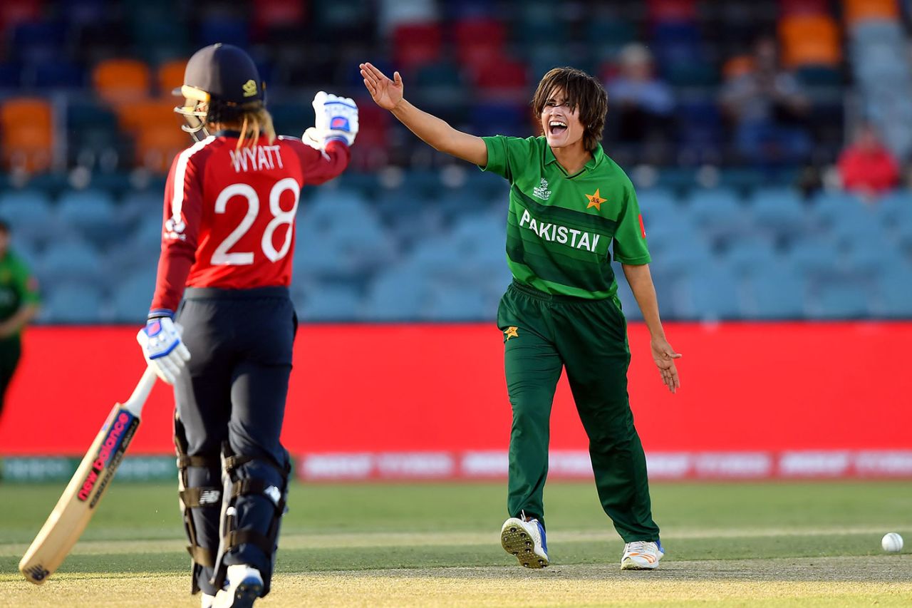 Diana Baig claimed the early wicket of Amy Jones, England v Pakistan, Women's T20 World Cup, Canberra, February 28, 2020