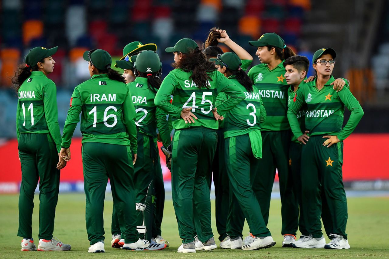 Pakistan's fielders celebrate the dismissal of Danni Wyatt, England v Pakistan, Women's T20 World Cup, Canberra, February 28, 2020