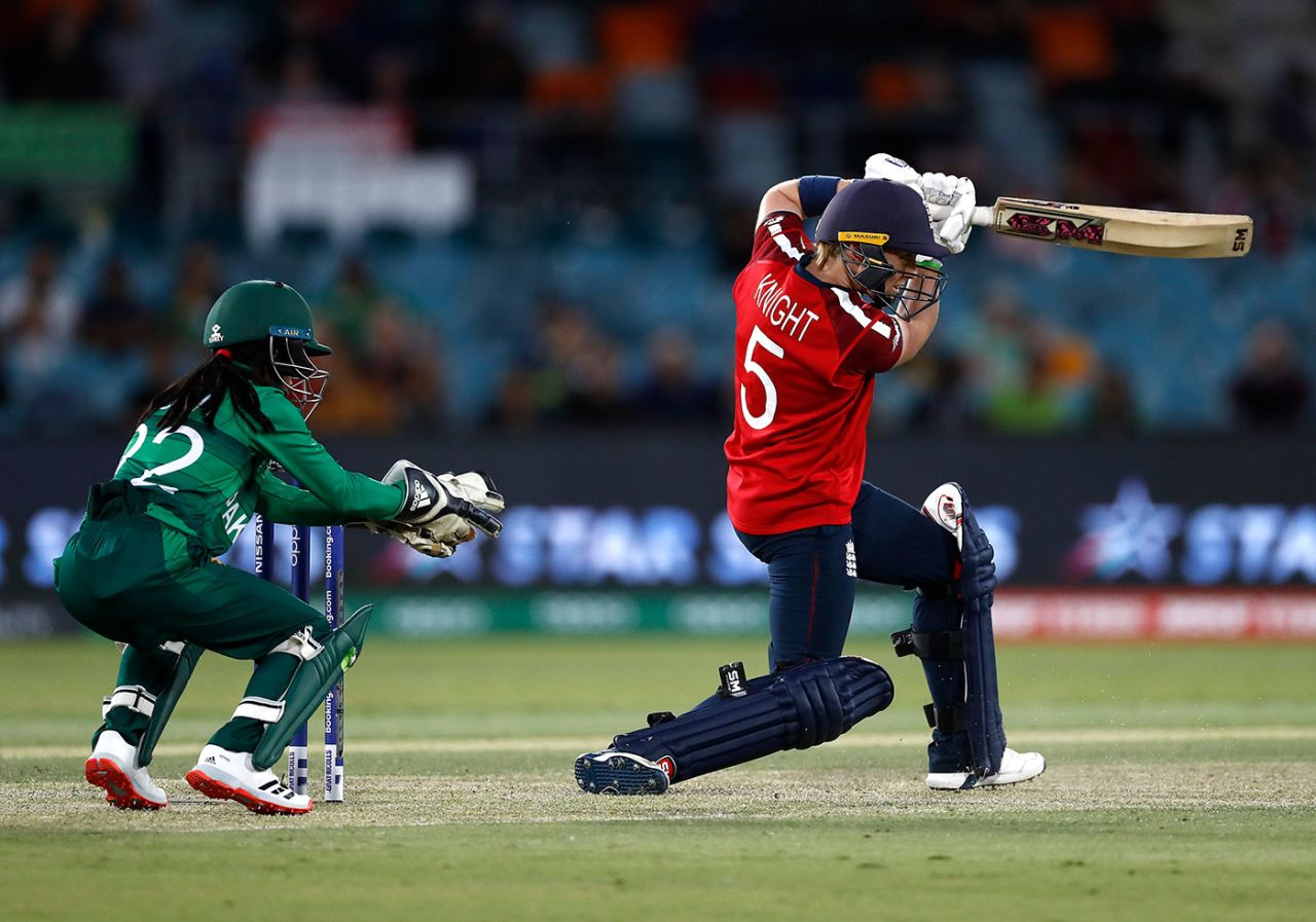 Heather Knight drives through the covers, England v Pakistan, Women's T20 World Cup, Canberra, February 28, 2020