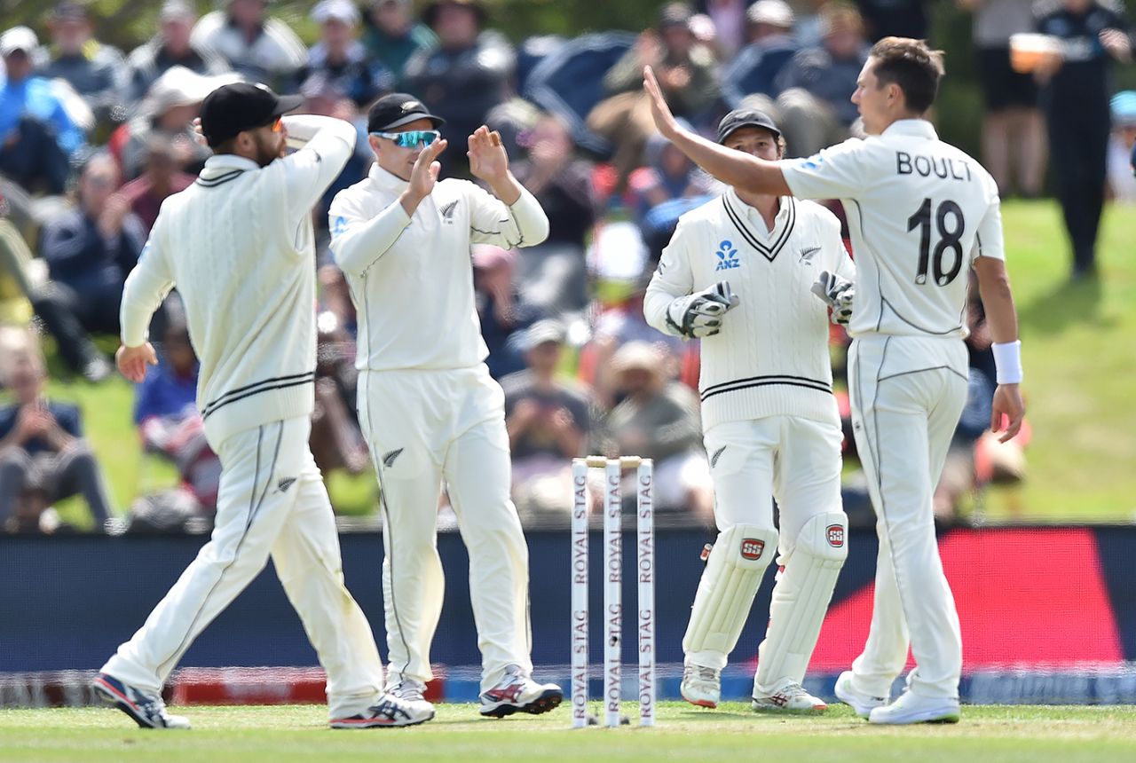 New Zealand get together after Trent Boult struck the first blow in Christchurch, New Zealand v India, 2nd Test, Christchurch, 1st day, February 29, 2020