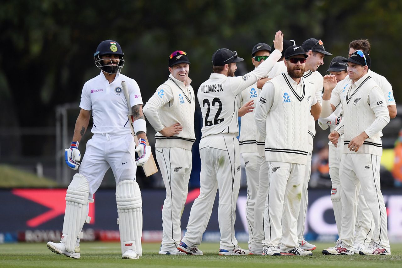 New Zealand get together to celebrate Virat Kohli's wicket, New Zealand v India, 2nd Test, Christchurch, 2nd day, March 1, 2020