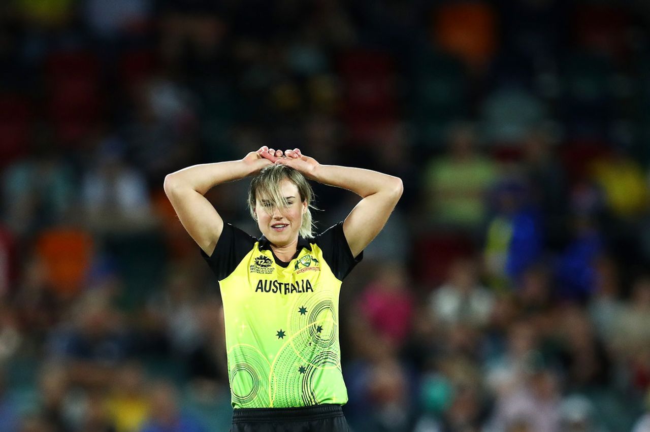 Ellyse Perry reacts to a near-miss, Australia v Bangladesh, T20 World Cup, Canberra, February 27, 2020
