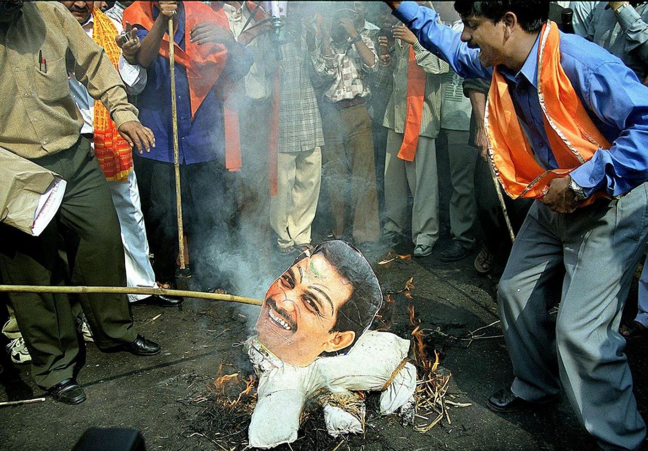 Activists of the Shiva Sena burn an effigy of Mohammad Azharuddin, New Delhi, November 04, 2000