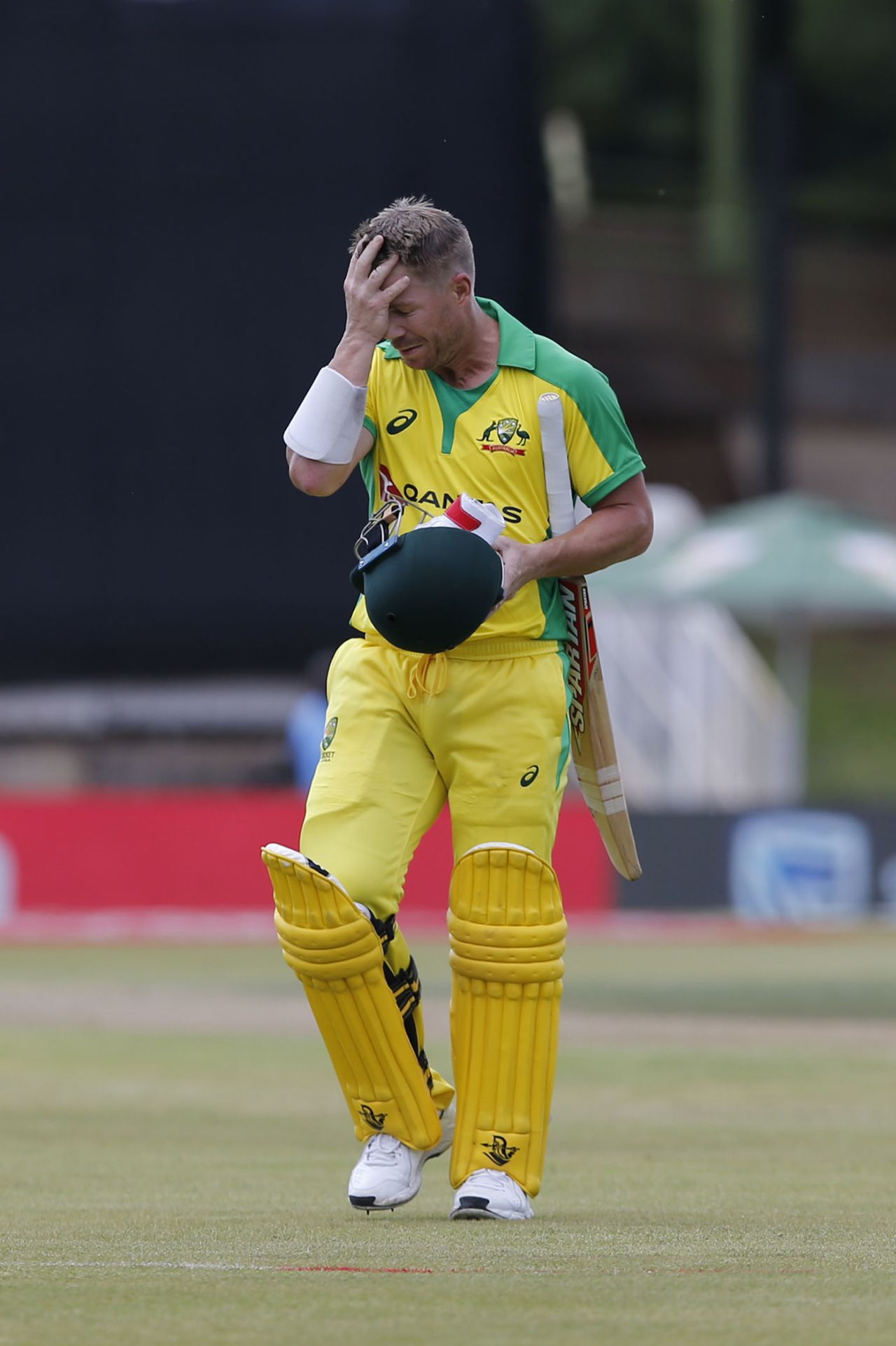 David Warner walks back to the pavilion after his dismissal, Australia v South Africa, 2nd ODI, Bloemfontein, March 4, 2020