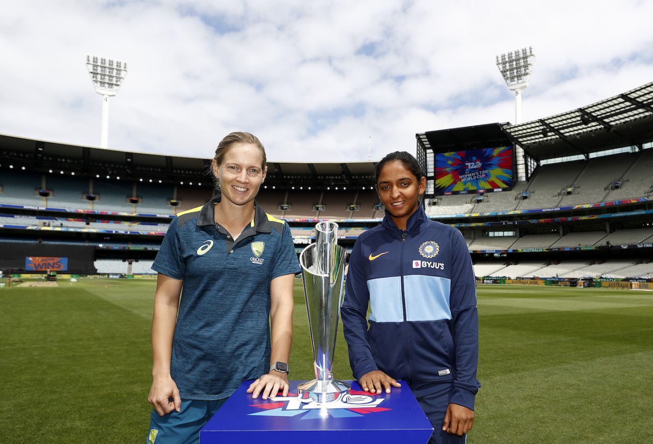 Meg Lanning and Harmanpreet Kaur pose with the trophy, Women's T20 World Cup, Melbourne, March 7, 2020