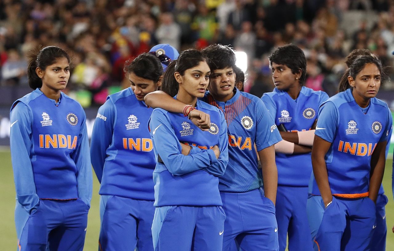 A disappointed Indian team at the presentation ceremony, Australia v India, Women's T20 World Cup final, Melbourne, March 8, 2020
