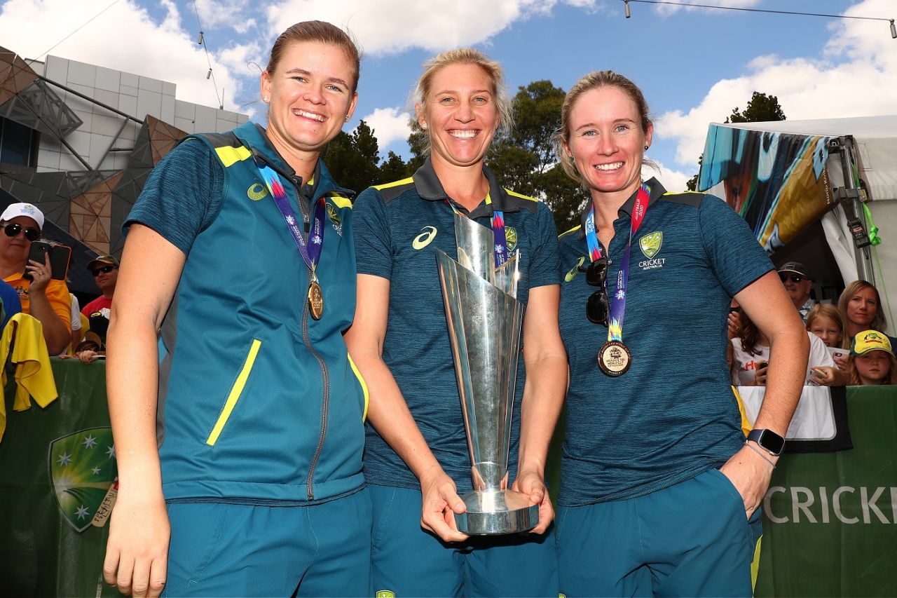 Beth Mooney, Jess Jonassen and Delissa Kimmince with the T20 World Cup trophy, Melbourne, March 9, 2020