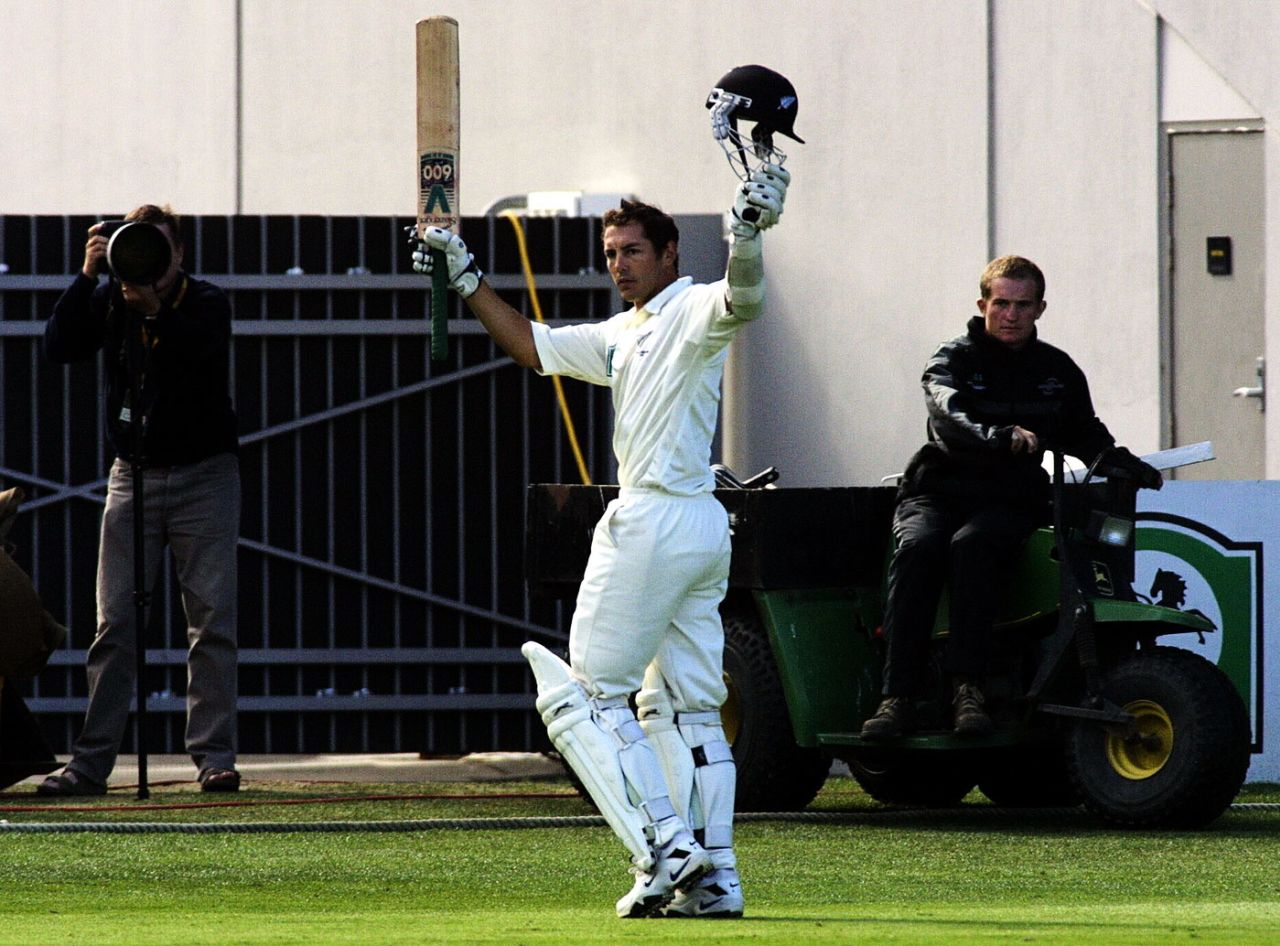 Adam Parore acknowledges the crowd after his final Test innings, New Zealand v England, 3rd Test, Auckland, 4th day, April 2, 2002