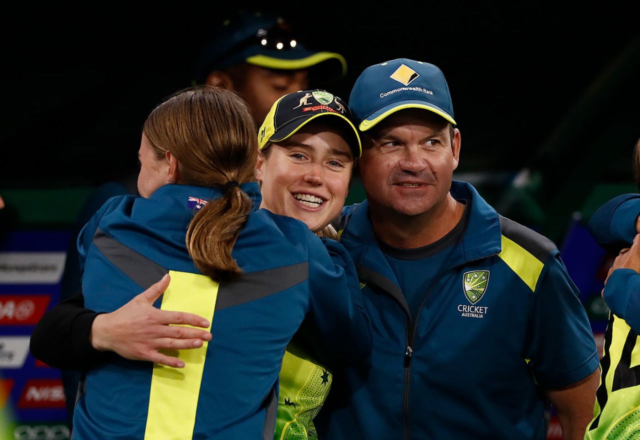 Matthew Mott with Ellyse Perry and Tayla Vlaeminck, Australia v India, T20 World Cup, Final. MCG, March 8, 2020
