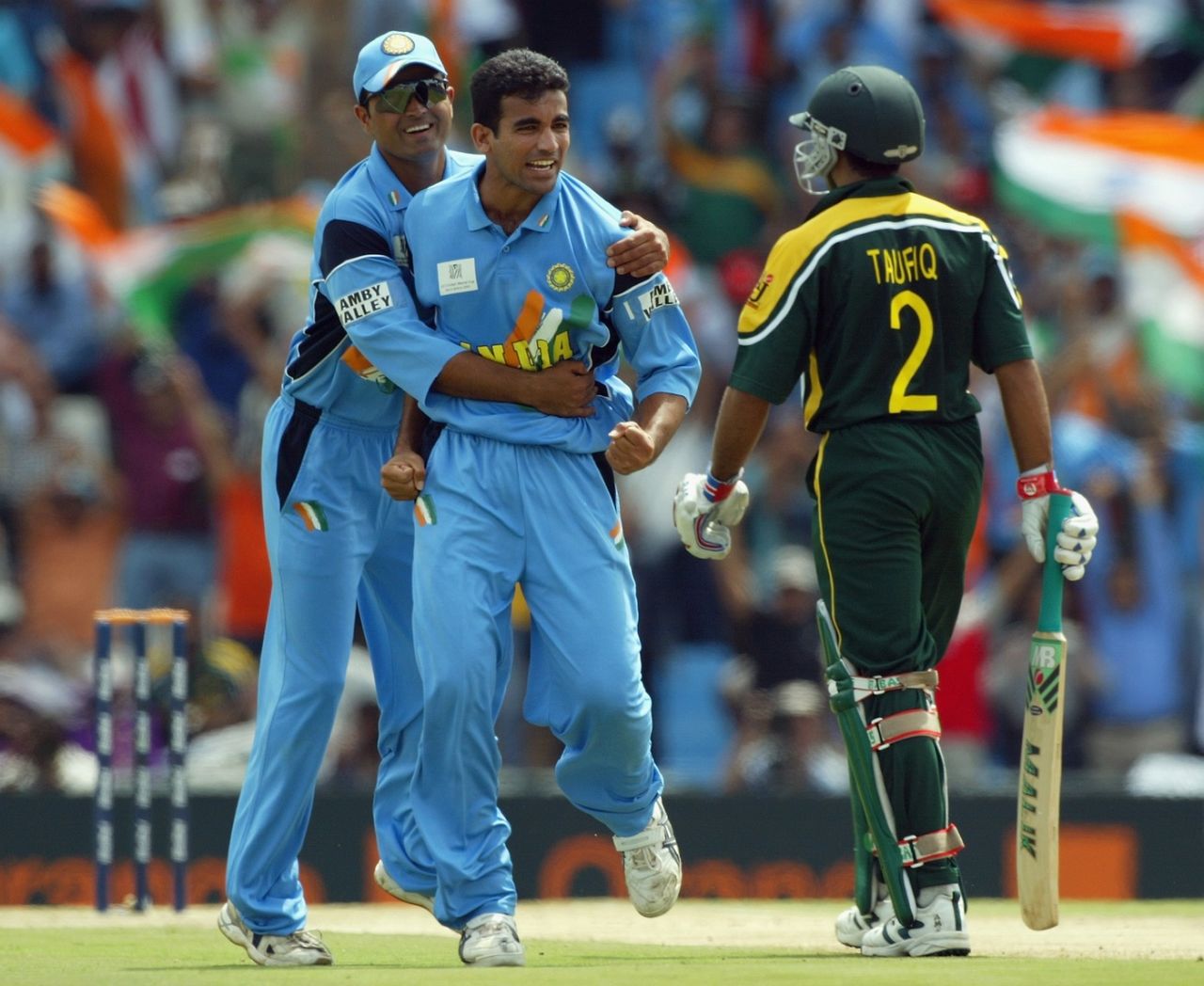 Dinesh Mongia and Zaheer Khan celebrate Taufeeq Umar's fall, Centurion, March 1, 2003