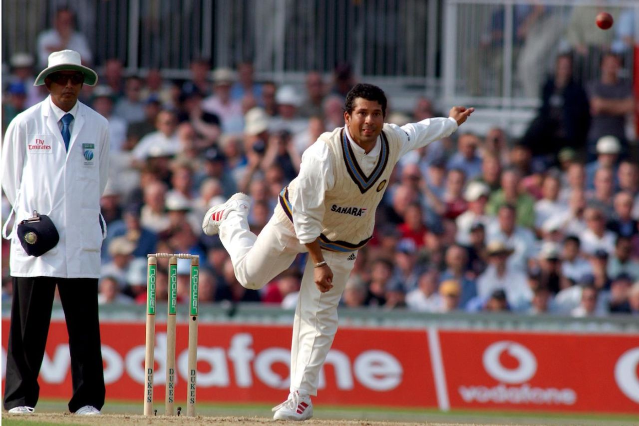 Sachin Tendulkar bowls, day two, fourth Test, India v England, The Oval, Sep 6 2002