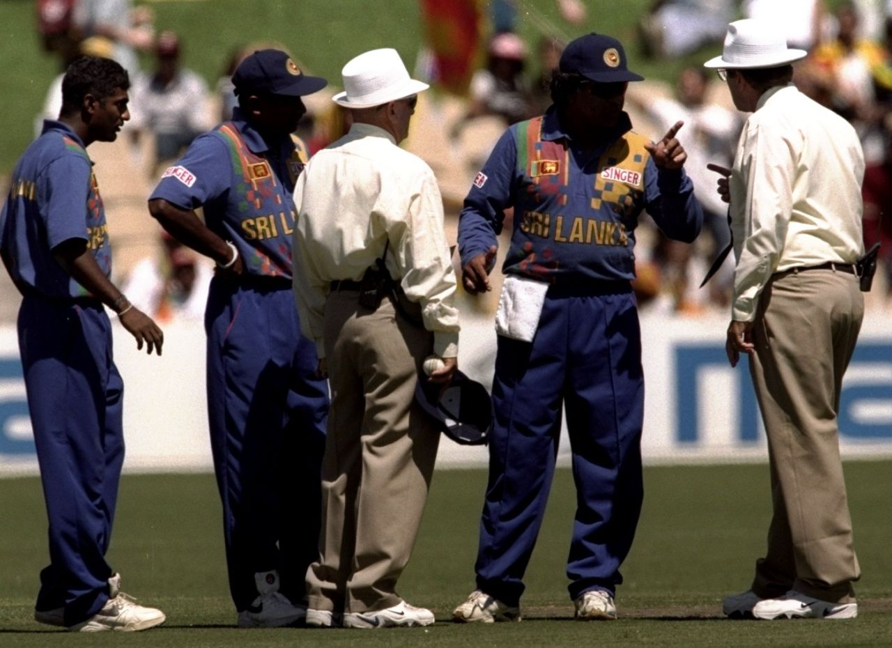 Arjuna Ranatunga tells umpire Ross Emerson exactly what he thinks, Adelaide, January 23, 1999
