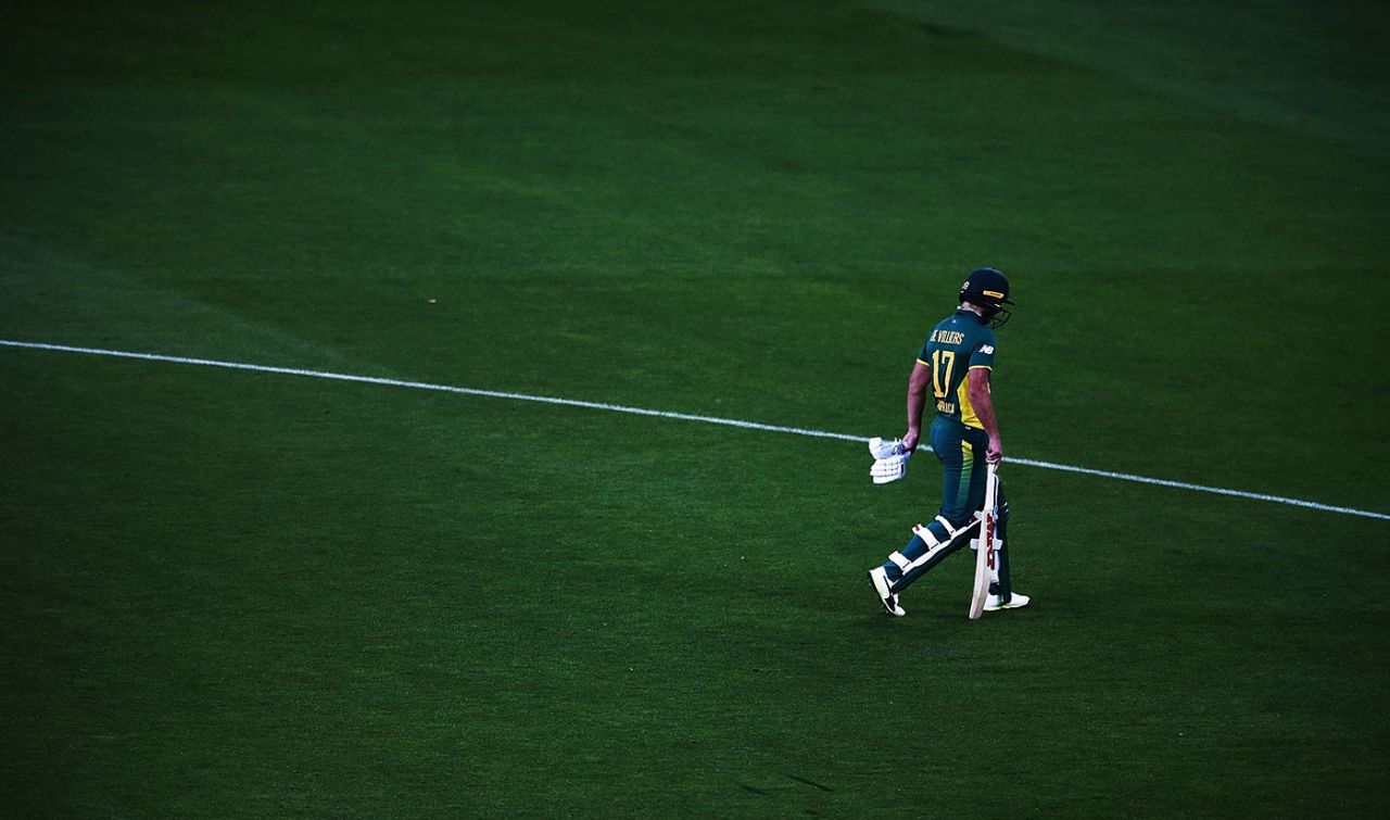 AB de Villiers walks back, New Zealand v South Africa, 5th ODI, Auckland, March 4, 2017