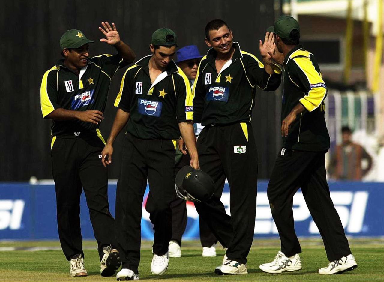 Saqlain Mushtaq celebrates a wicket with his team-mates, Pakistan v England, 3rd ODI, Rawalpindi, October 30, 2000