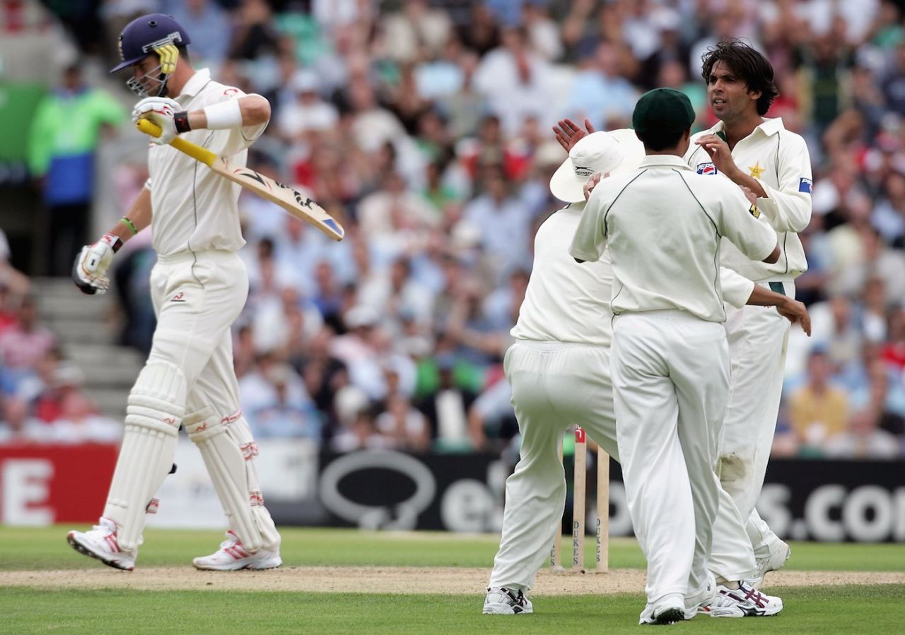 Mohammad Asif celebrates the wicket of Kevin Pietersen, day one, fourth Test, England v Pakistan, The Oval, August 17, 2006