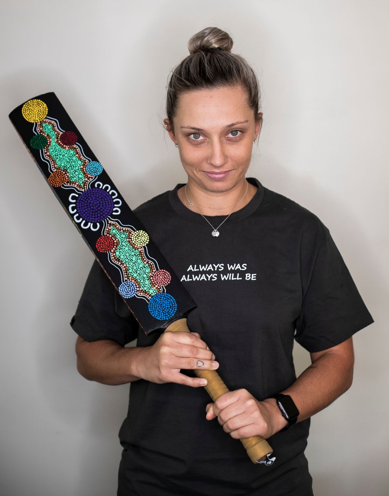 Ashleigh Gardner poses with a painted cricket bat, Sydney, May 8, 2020