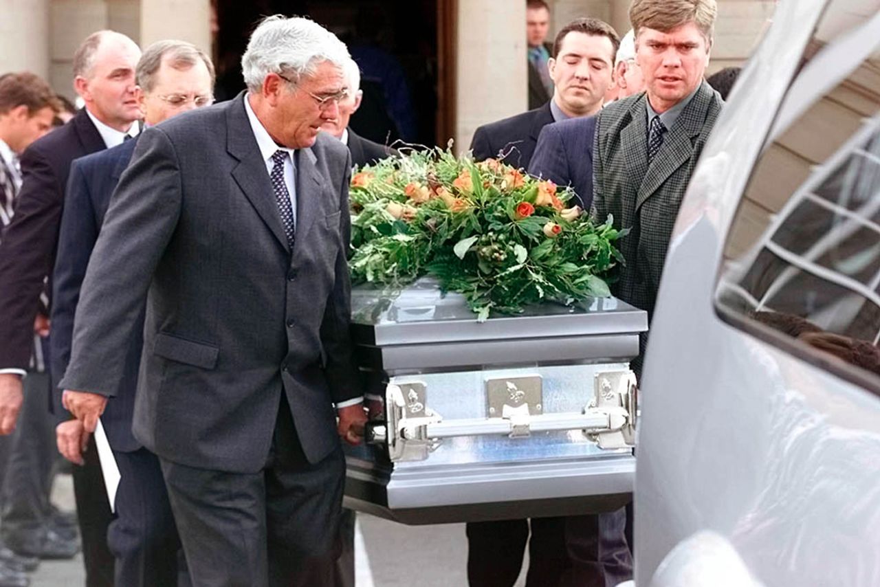 Ewie Cronje at his son Hansie's funeral in 2002, June 5, 2002