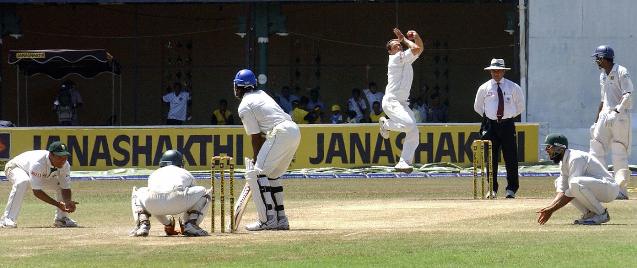 Nicky Boje bowls, Sri Lanka v South Africa, 2nd Test, Colombo, 5th day, August 8, 2006
