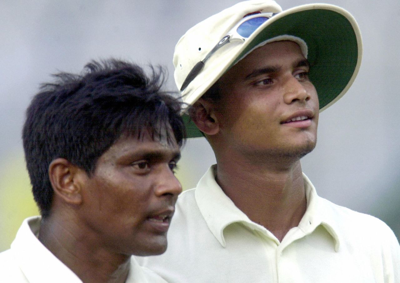 Mohammad Rafique and Mashrafe Mortaza have a chat, Bangladesh v England, 1st Test, Dhaka, October 23, 2003