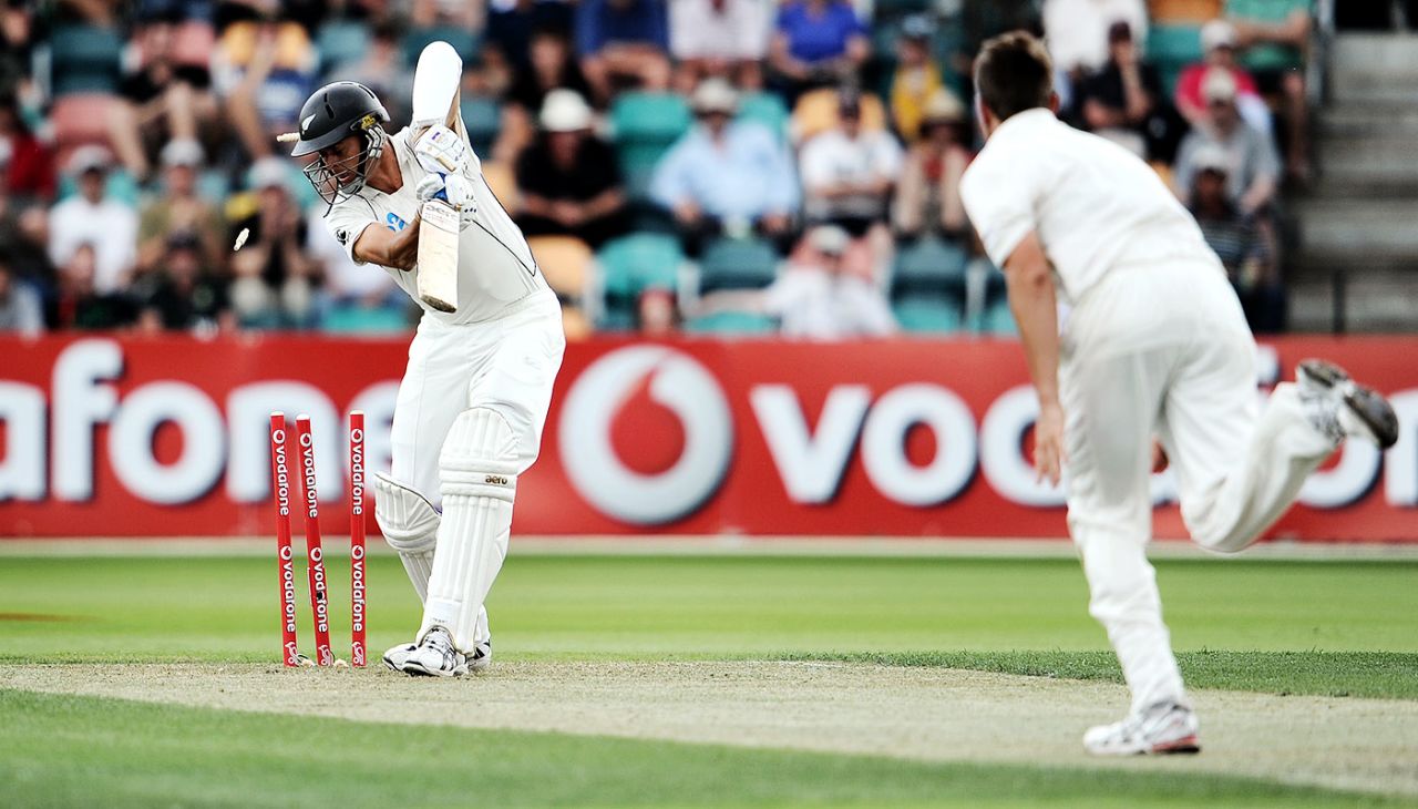 Chris Martin is bowled first ball, Australia v New Zealand, 2nd Test, Hobart, 1st day, December 9, 2011