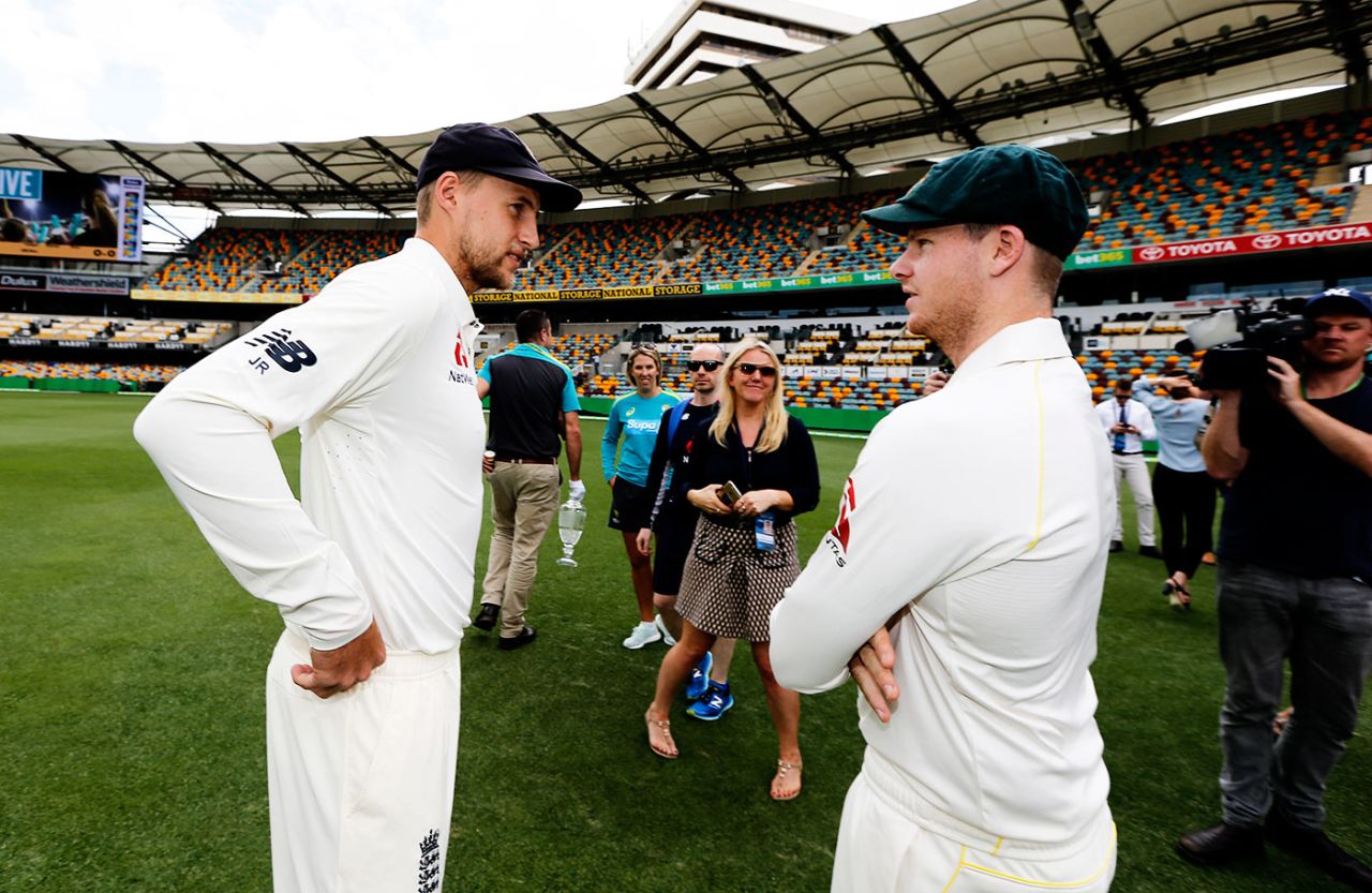 Steven Smith and Joe Root have a chat, Brisbane, November 22, 2017