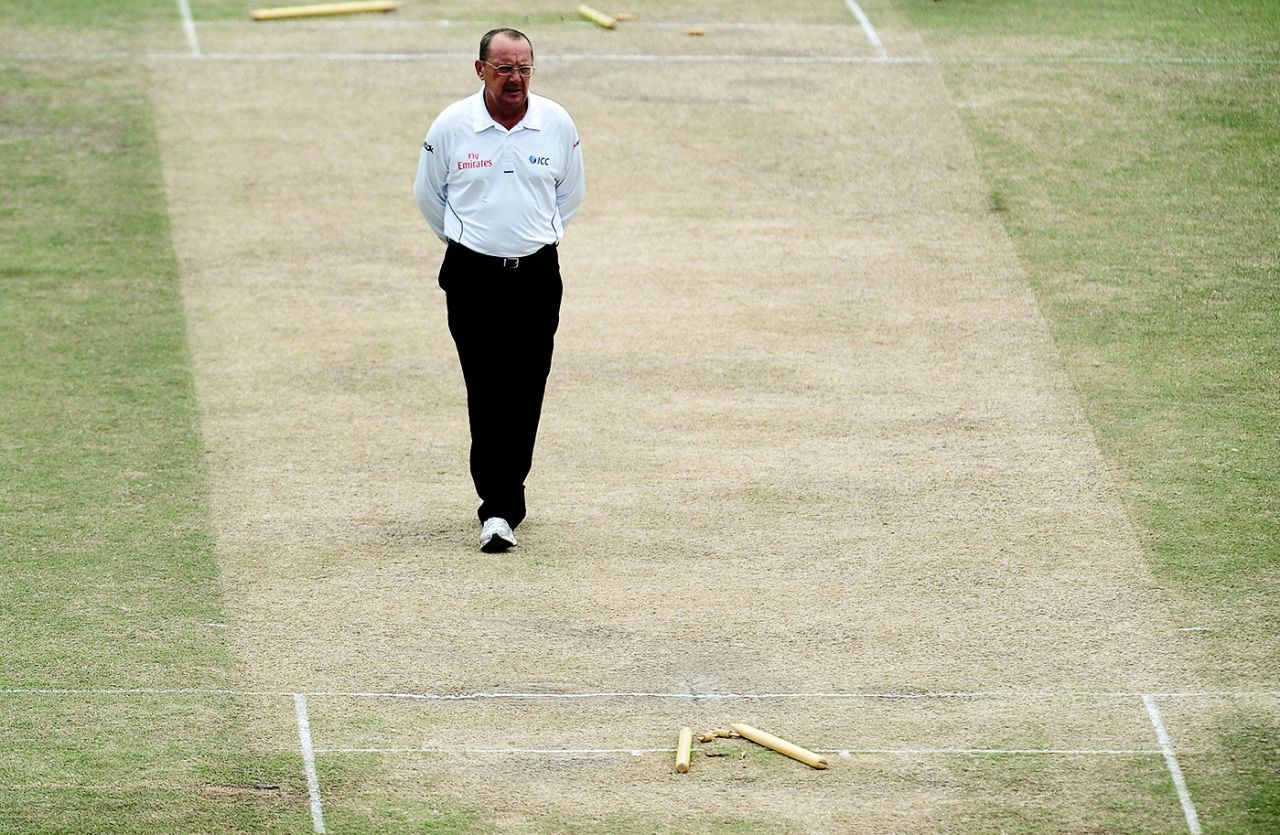 Ian Gould inspects the pitch, Sri Lanka v Pakistan, 2nd Test, SSC, Colombo, 4th day, July 3, 2012