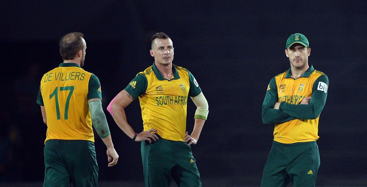 AB de Villiers, Dale Steyn and Faf du Plessis confer on field, India v South Africa, World T20, semi-final, Mirpur, April 4, 2014