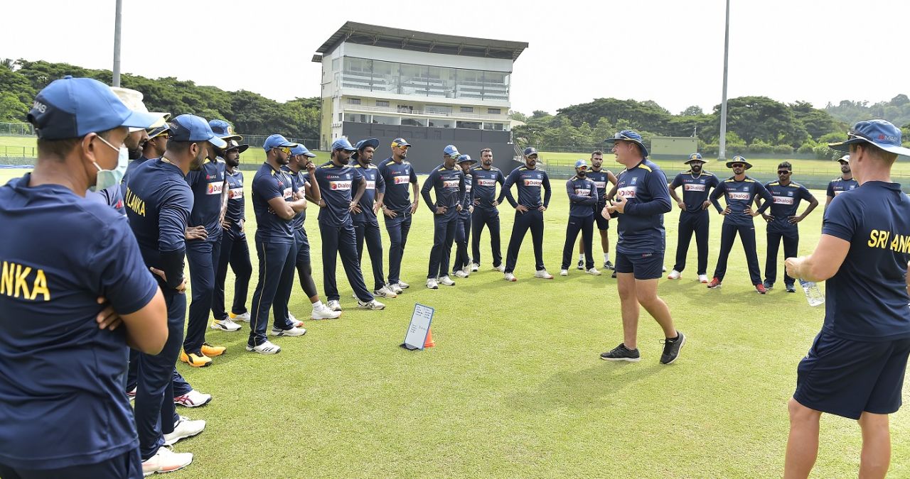 Sri Lanka head coach Mickey Arthur has a chat with the players, Kandy, June 24, 2020