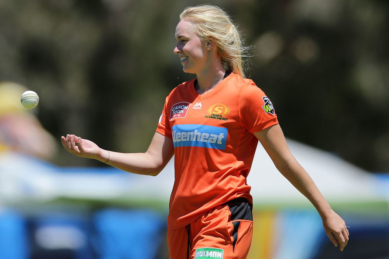 Kim Garth in action for the Perth Scorchers, Sydney Sixers v Perth Scorchers, WBBL, Lilac Hill, November 23, 2019