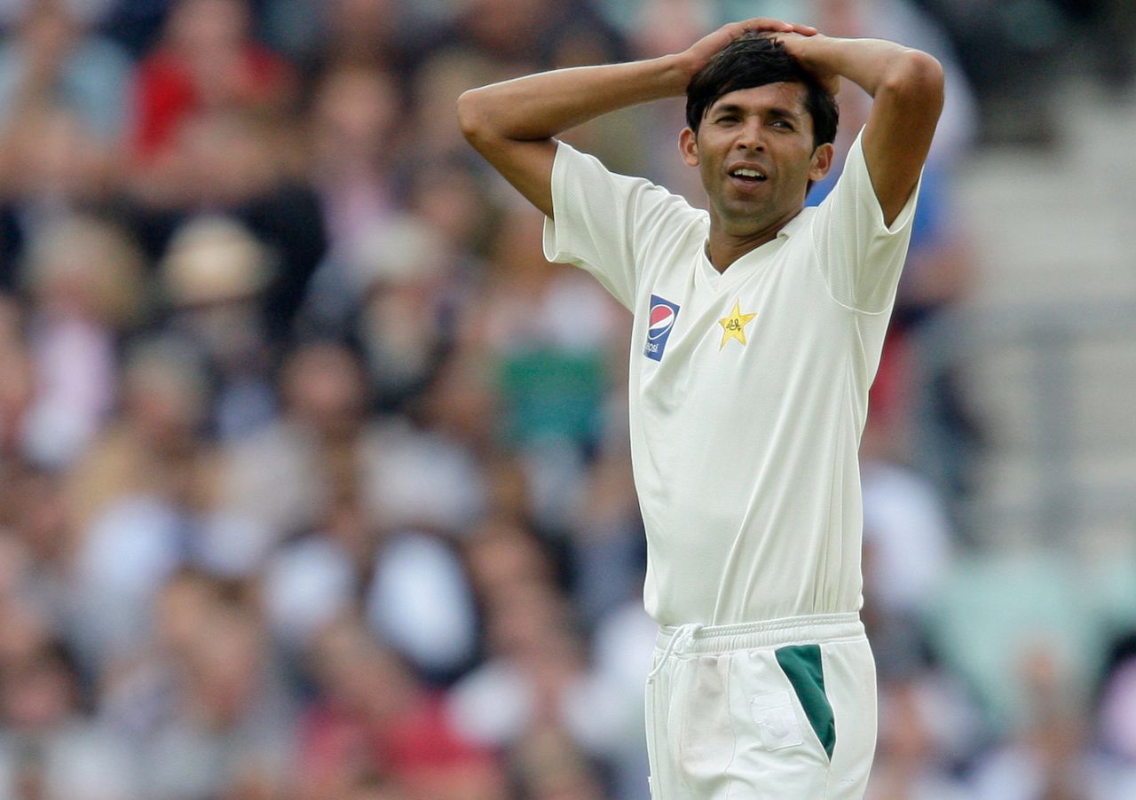Mohammad Asif reacts to a missed chance, England v Pakistan, third day, 3rd Test, The Oval, August 20, 2010