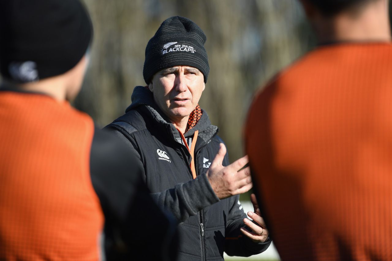 Head coach Gary Stead speaks to his players in the training camp, Lincoln, July 14, 2020