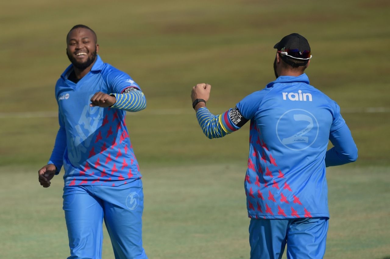 Andile Phehlukwayo celebrates a wicket with Aiden Markram, Centurion, July 18, 2020