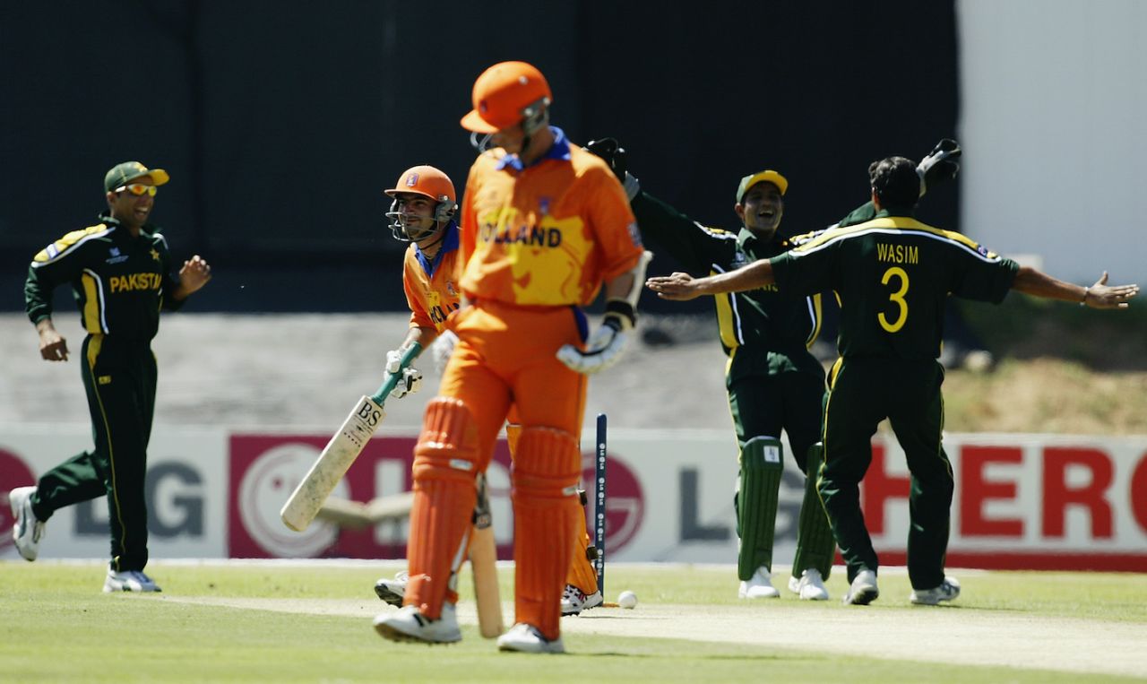 Wasim Akram celebrates his 500th wicket, Netherlands v Pakistan, group stage match, World Cup 2003, Paarl, South Africa, Feb 25, 2003