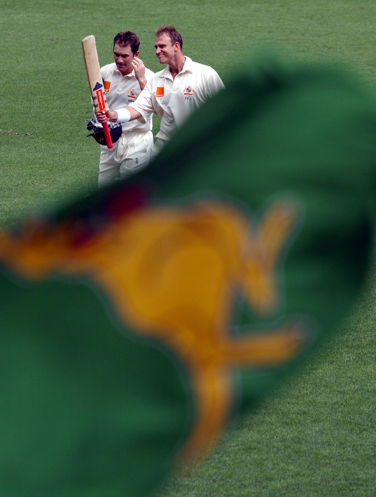Matthew Hayden and Justin Langer walk off the field at tea on day one, Australia v New Zealand, 1st Test, Brisbane, November 12, 2001