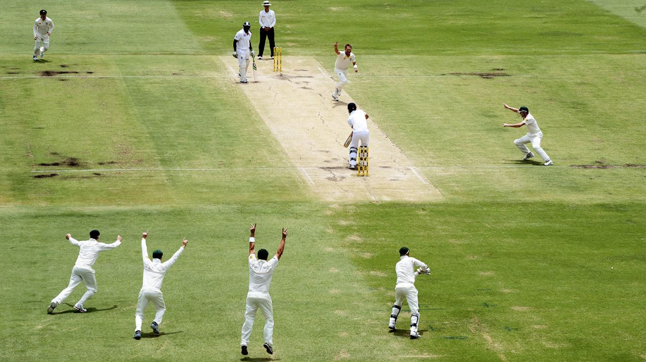 Ryan Harris bowls Alastair Cook first ball, Australia v England, 3rd Test, Perth, 4th day, December 16, 2013