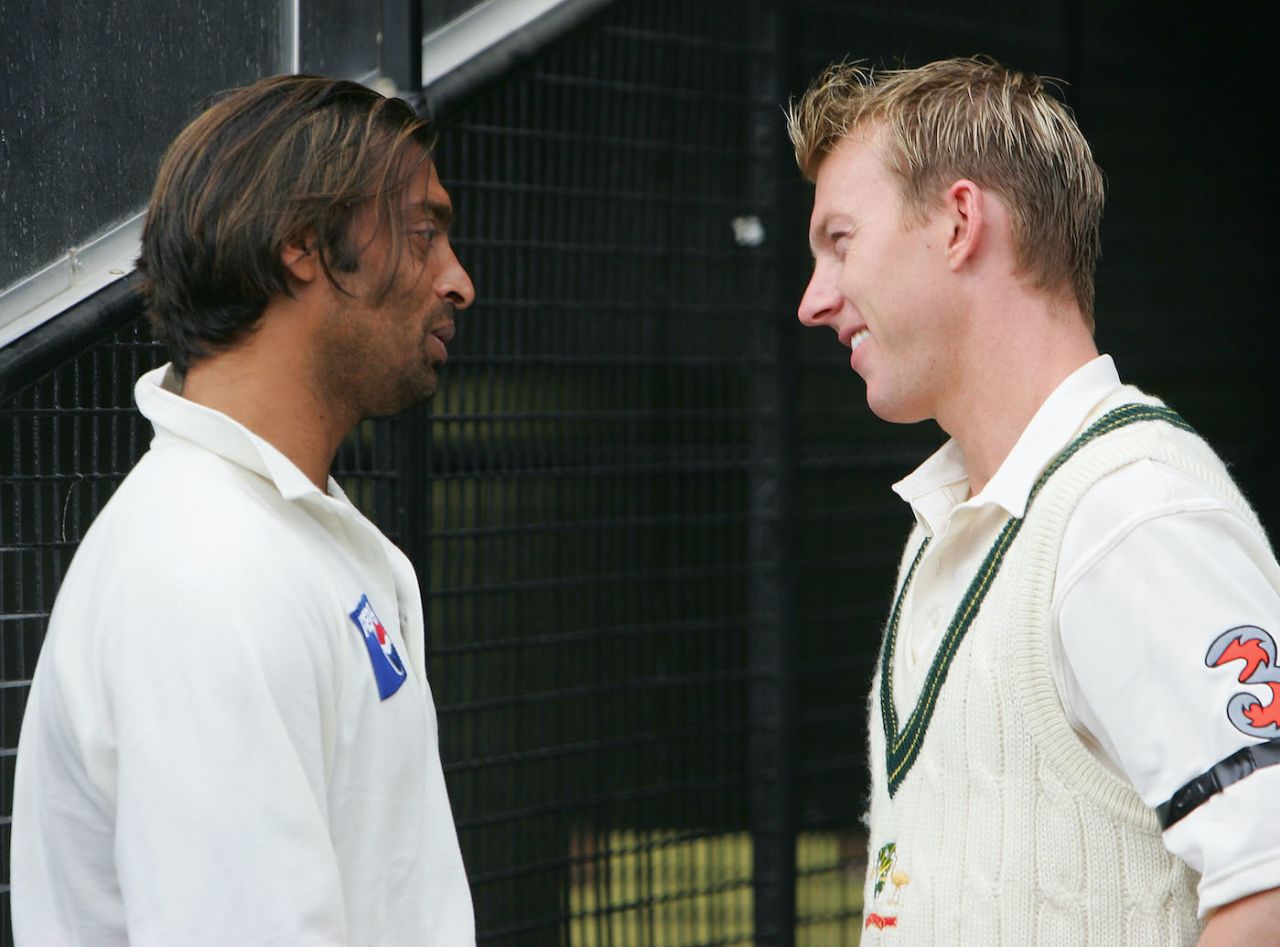 Shoaib Akhtar and Brett Lee chat during the rain delay on the third day, Australia v Pakistan, 2nd Test,  Melbourne, December 27, 2004