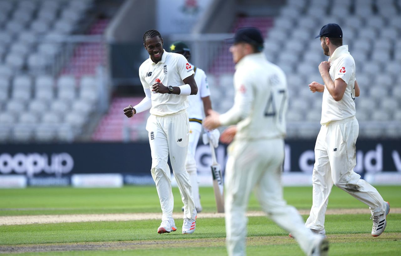 Jofra Archer took two wickets in two balls, England v Pakistan, 1st Test, Old Trafford, 2nd day, August 6, 2020
