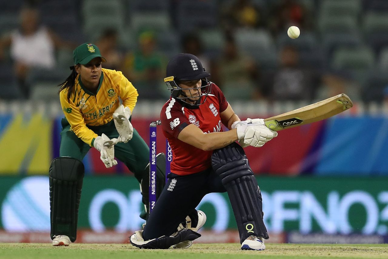 Katherine Brunt gets down to scoop, England v South Africa, T20 World Cup, Perth, February 23, 2020