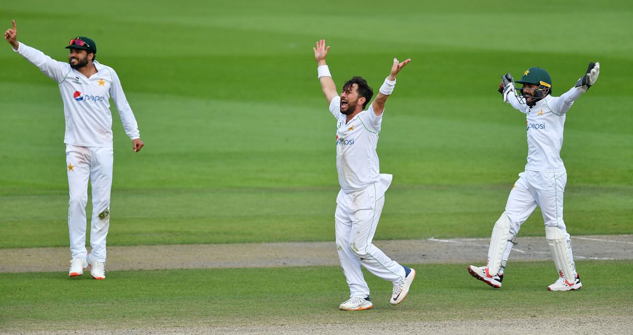 Azhar Ali, Yasir Shah and Mohammad Rizwan appeal in unison, England v Pakistan, 1st Test, Old Trafford, 4th day, August 8, 2020