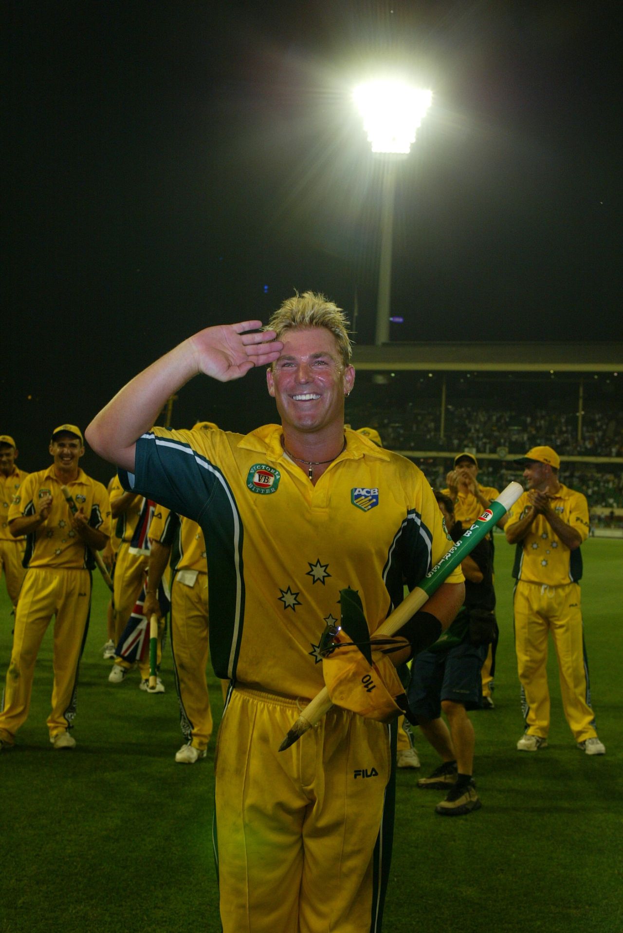 Shane Warne salutes the crowd at Melbourne after making his final ODI appearance, final, Australia v England, VB Series, Melbourne 25 Jan 2003