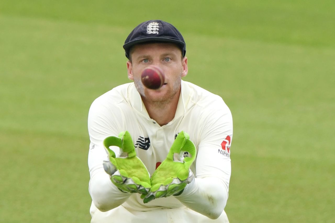 Jos Buttler keeps his eye on the ball, England v Pakistan, Ageas Bowl, 2nd Test, 1st day, August 13, 2020
