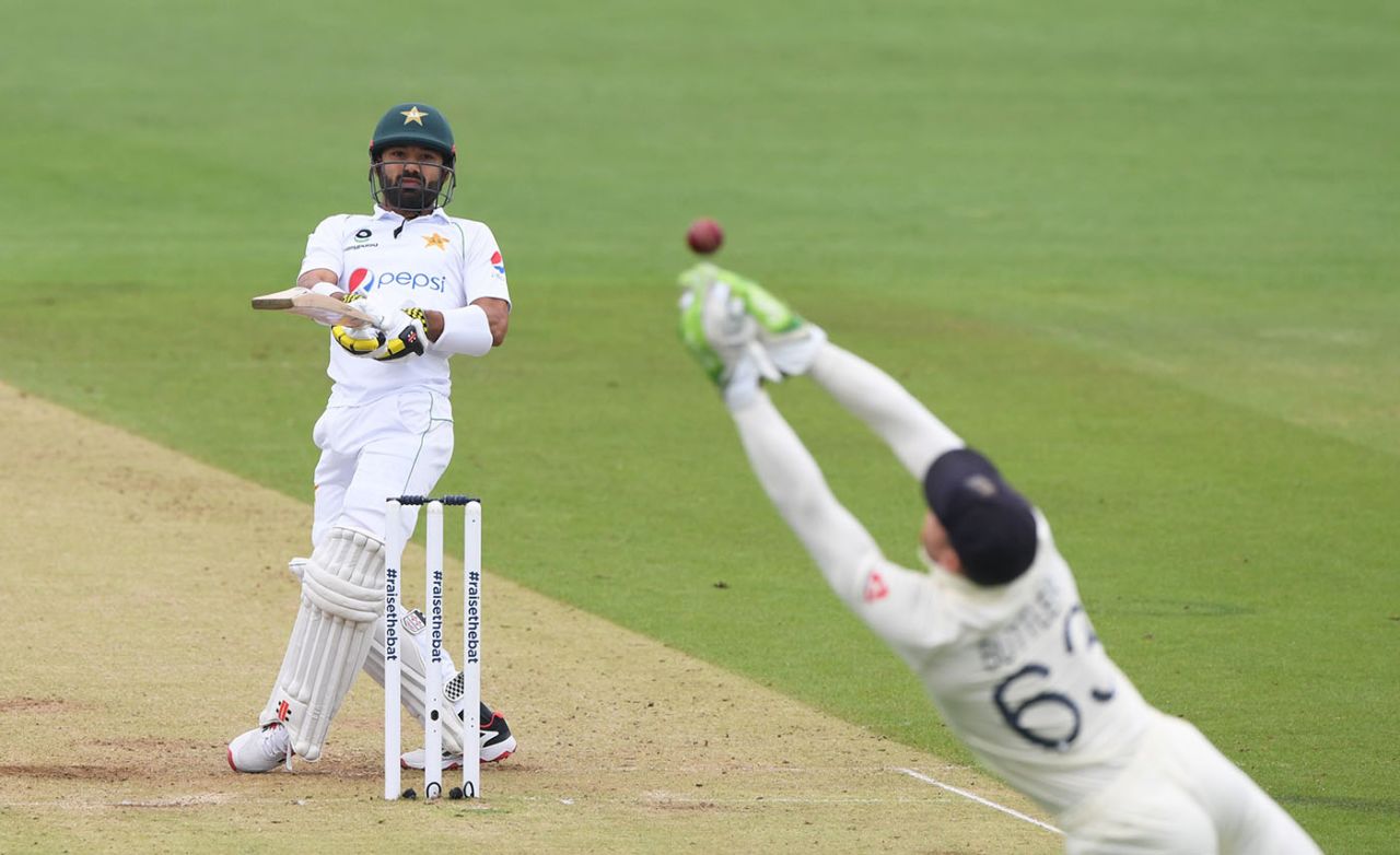 Jos Buttler couldn't hold a top edge off Mohammad Rizwan, England v Pakistan, Ageas Bowl, 2nd Test, 2nd day, August 14, 2020